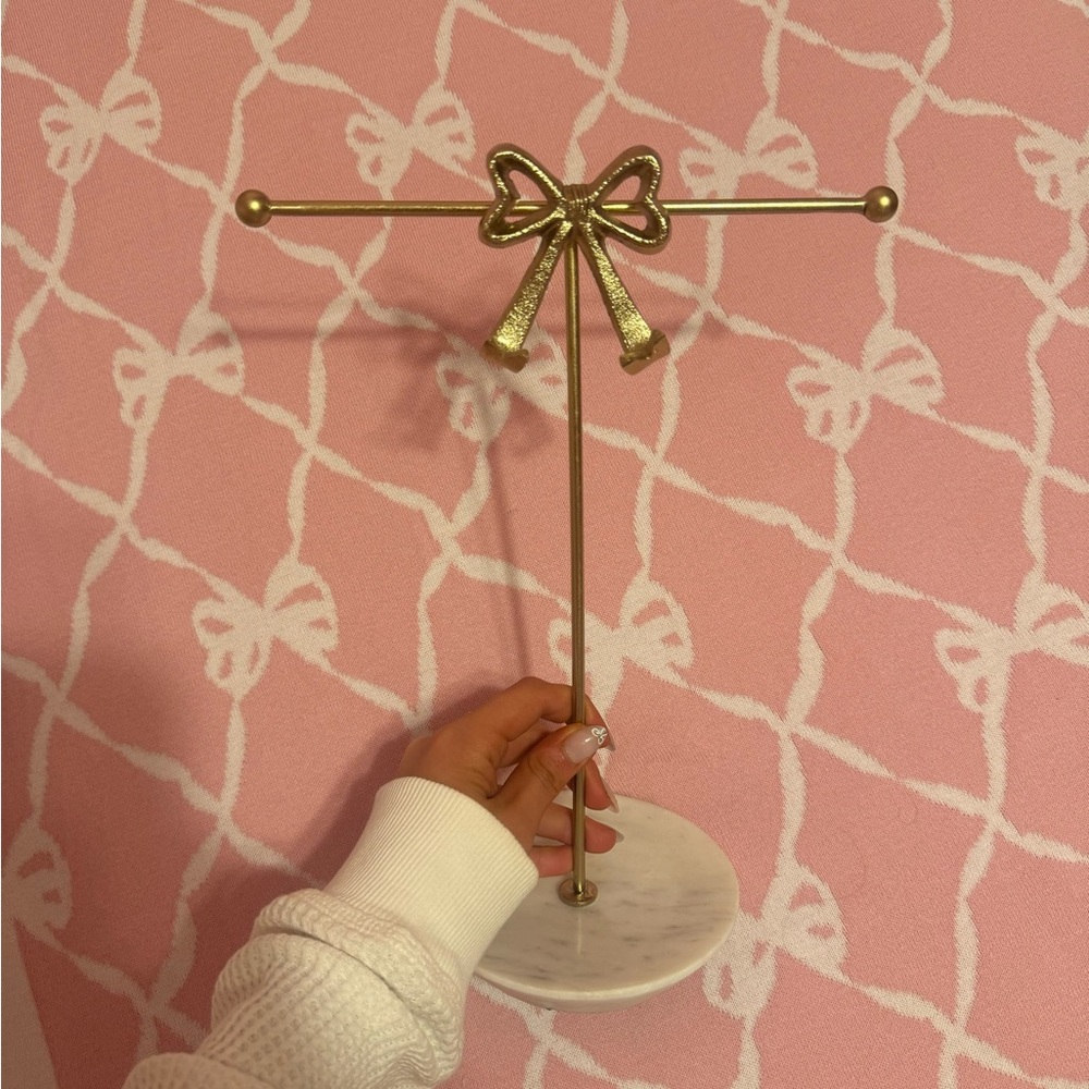 BRAND NEW! Gold bow jewelry stand🎀